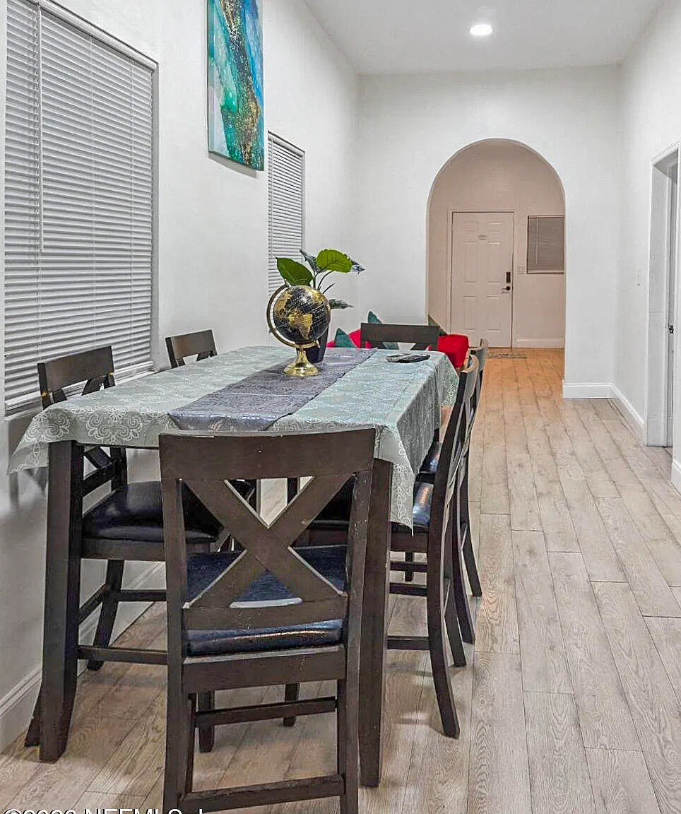 4 bed, 2.0 bath, 1401 sqft, $2,299 — Photo 4