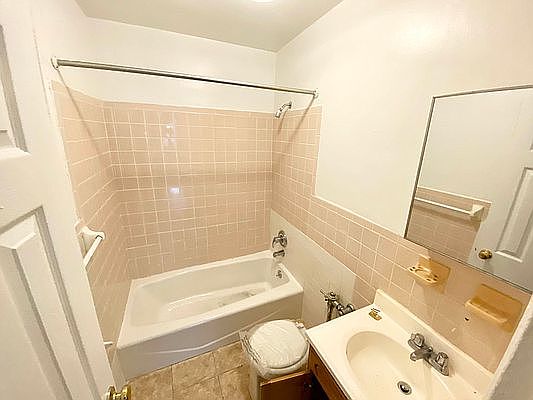 2nd image of 2875 Bainbridge Ave APT 1A