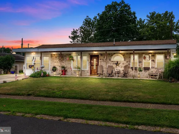 97 Violetwood Dr, Levittown, PA 19057