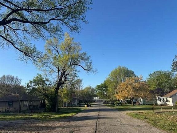 Exterior Neighborhood (street photo)