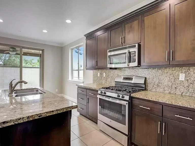 573 Addison Ct — Photo 5