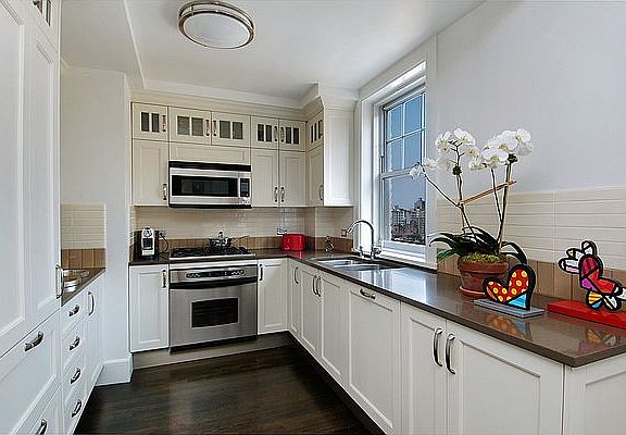 4th image of 27 W 72nd St #1510