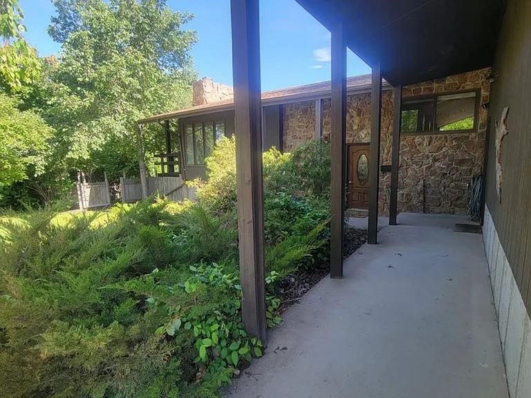 Front exterior entryway