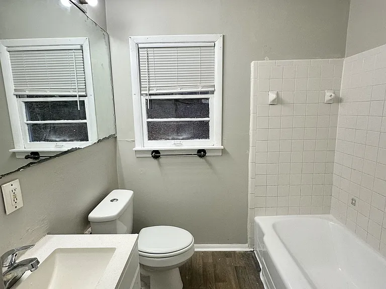 1045 Waverly St — Photo 5