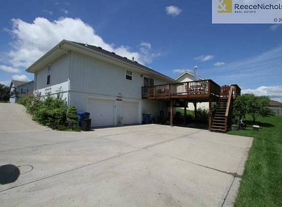 Large drive way for those family basket ball games.