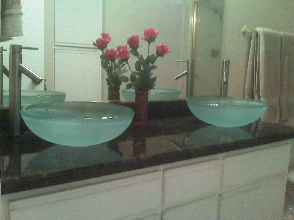 Dual vessel sinks in the master bathroom