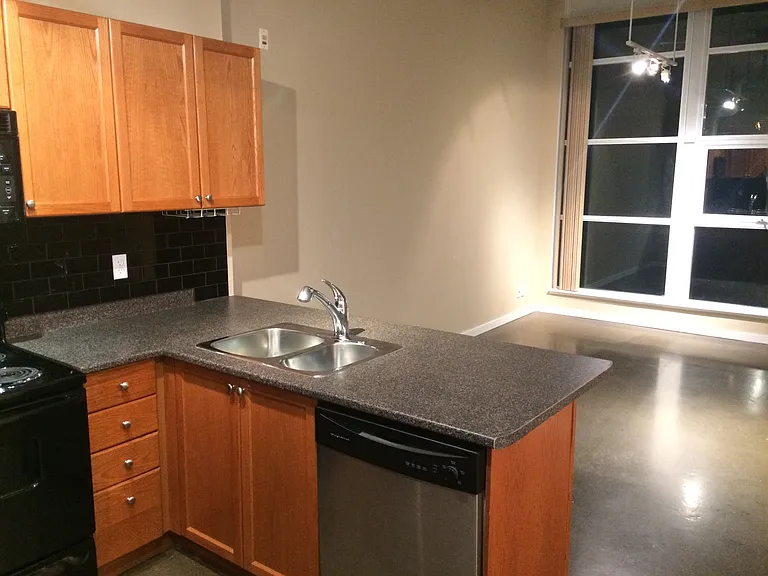 404 King St W — Photo 3
