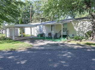 9 Flagler Dr, Olmsted Falls, OH 44138