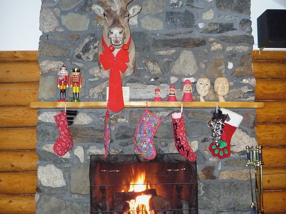 Stone fireplace, 13' ceiling