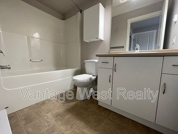 4th image of 1479 Glenmore Rd N #205