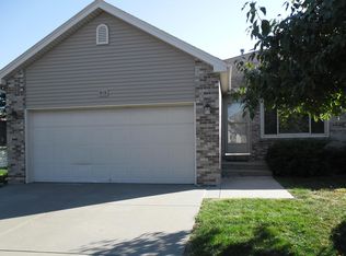 915 Phillips Dr, Lincoln, NE 68521
