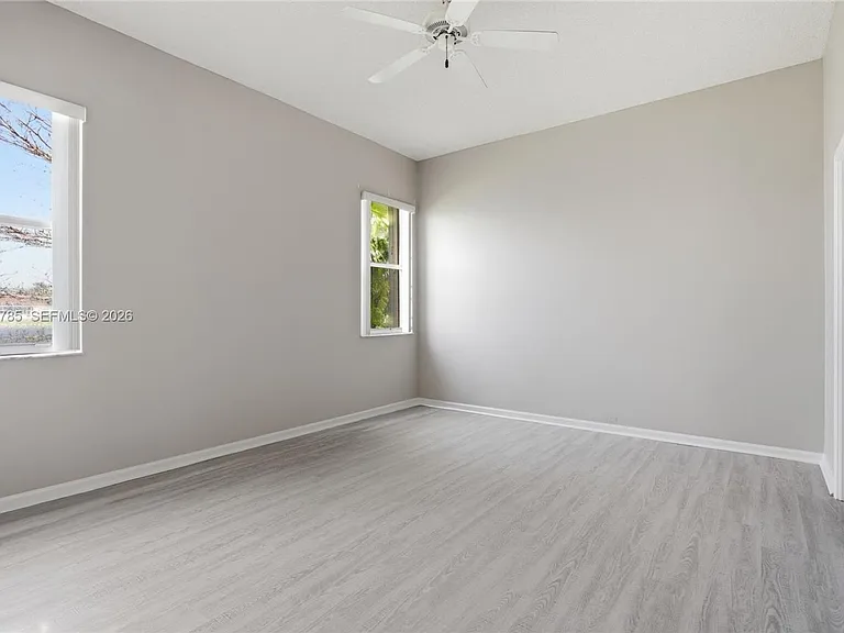 575 SE 29th Dr #0 — Photo 9