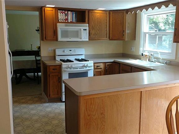 4th image of 27 Silver Thorne Dr
