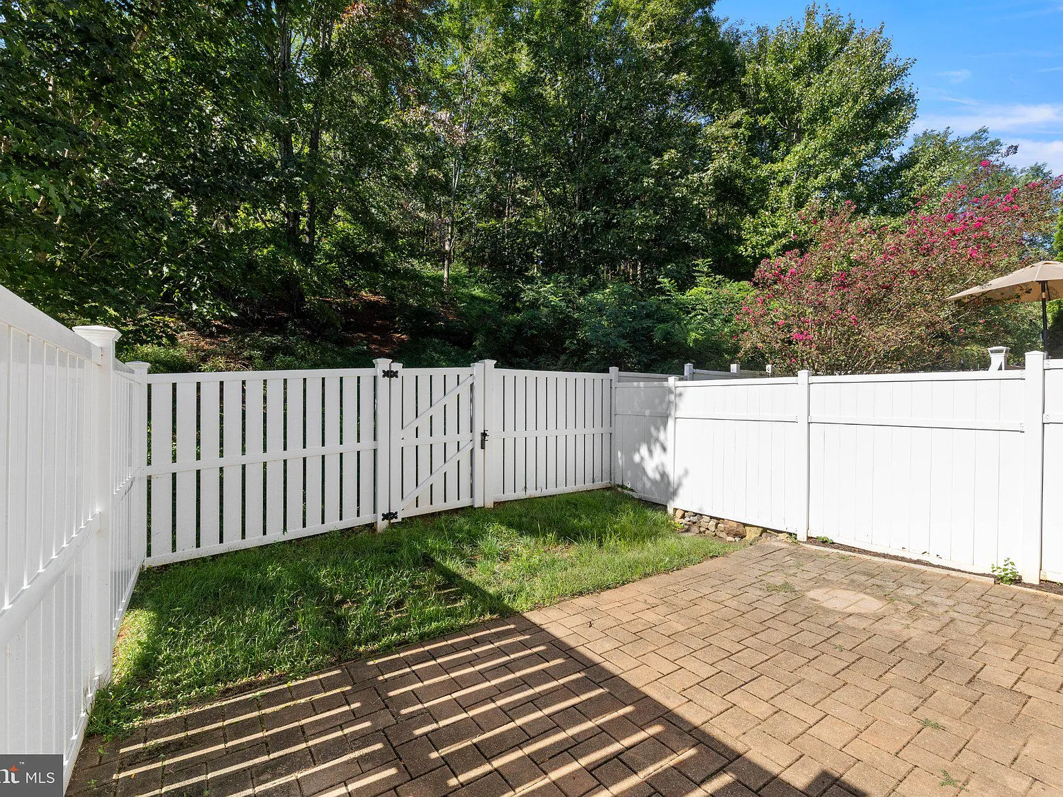 3 bed, 4.0 bath, 2352 sqft, $2,500 — Photo 3