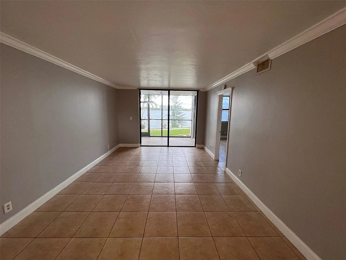 Building Photo - 118 Lake Emerald Dr #103