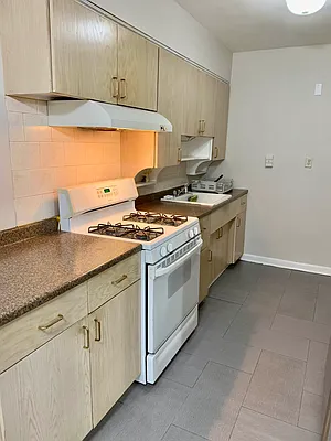 Rented by Halvatzis Realty | media 11