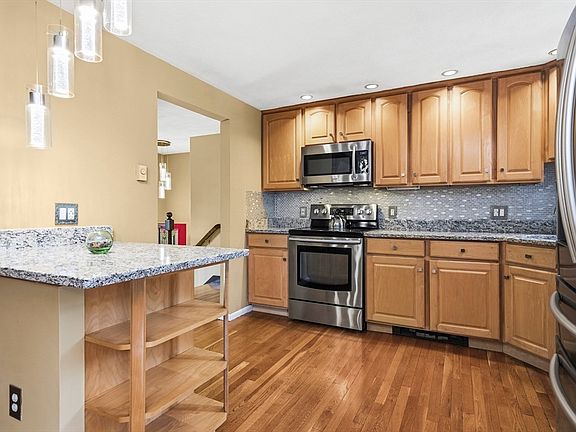 4th image of 19 Macintosh Ave