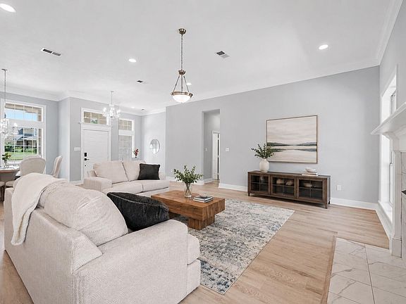 4th image of 810 Plum Hollow Dr
