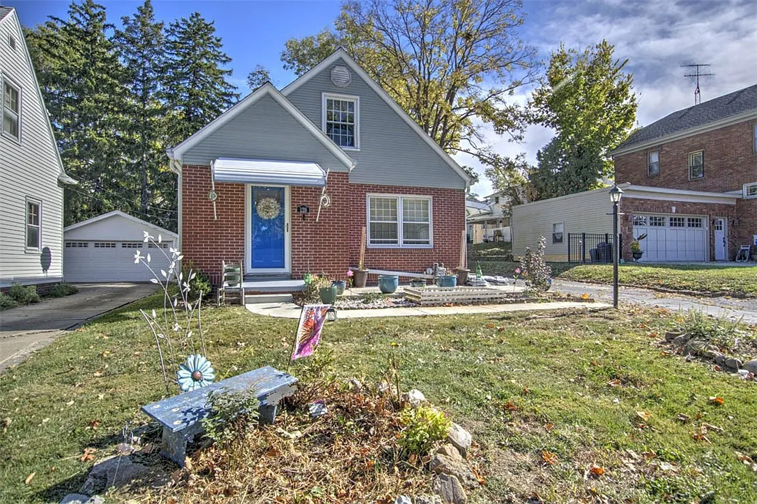 128 N Victoria Ave photo 1