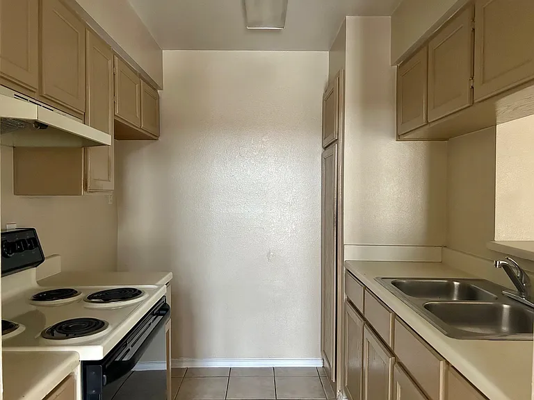 203 Martingale Ln #40 — Photo 6