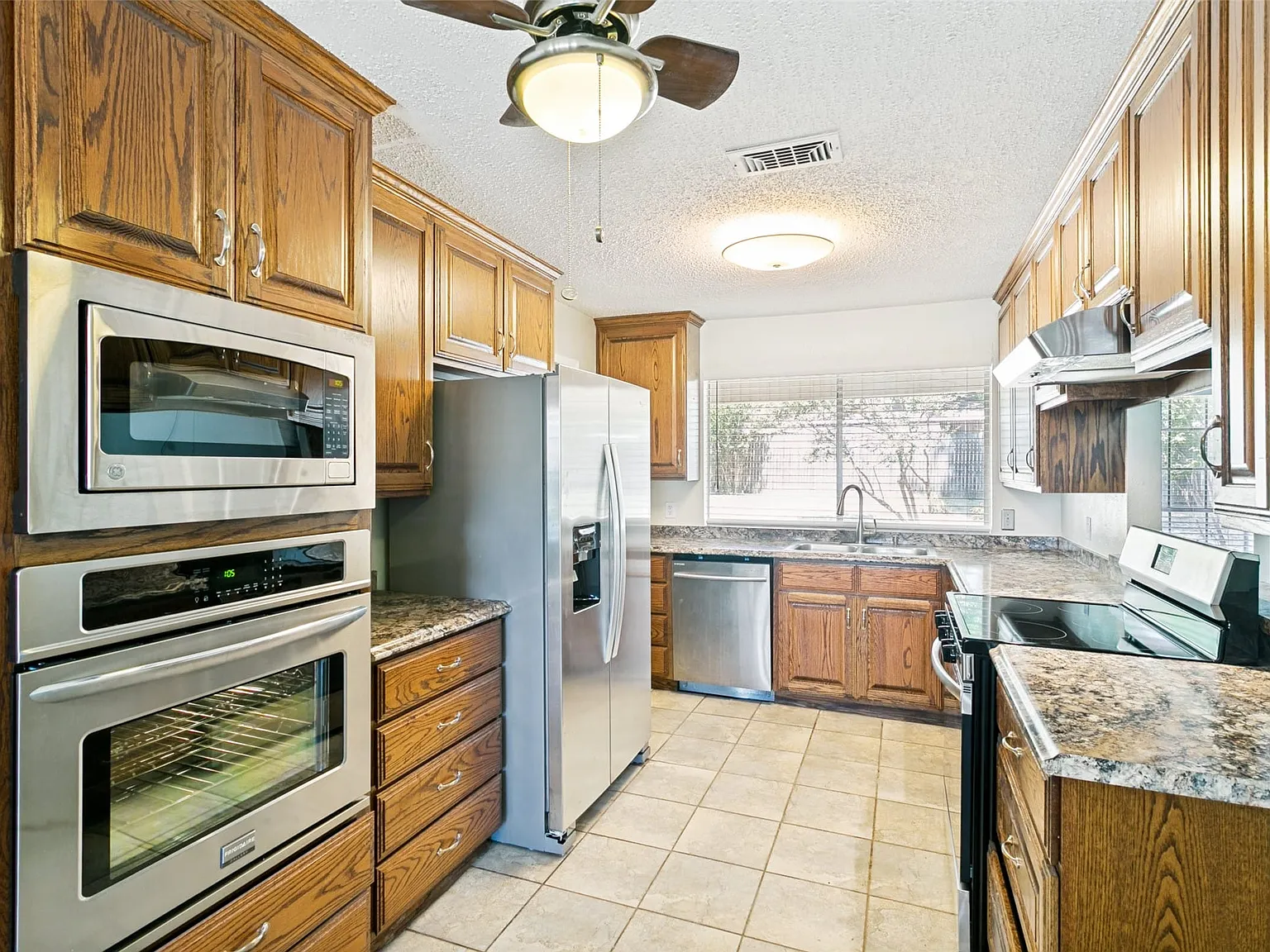3 bed, 2.0 bath, 1670 sqft, $2,200 — Photo 2