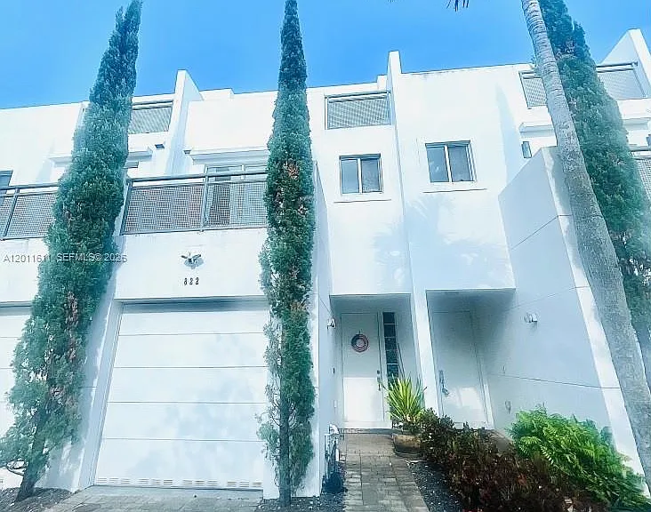 822 NE 19th Ave — Photo 1
