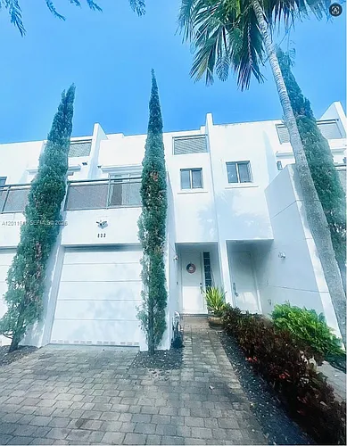 822 NE 19th Ave Photo 1
