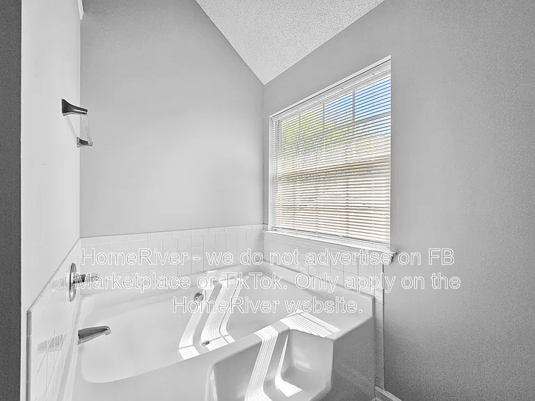 3010 Stonebridge Creek Dr — Photo 13