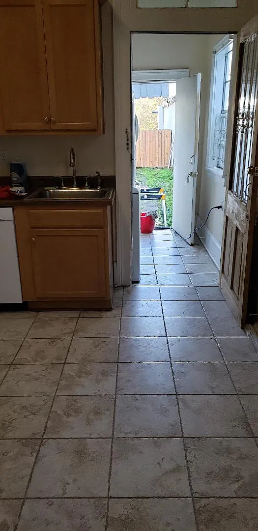 2 bed, 900 sqft, $1,300 — Photo 2
