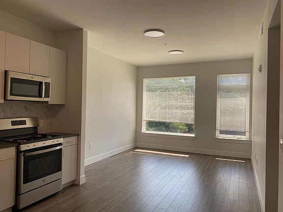 2nd image of 475 William St #310