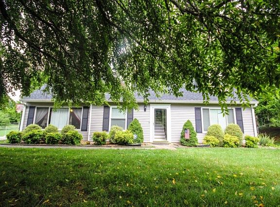 3rd image of 1523 Summerhill Dr