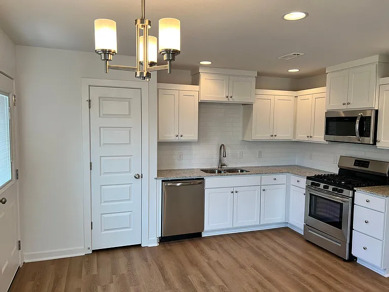 502 Cresswell Dr — Photo 5