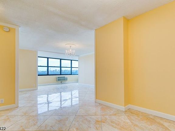 4th image of 7004 Boulevard Guttenberg Town