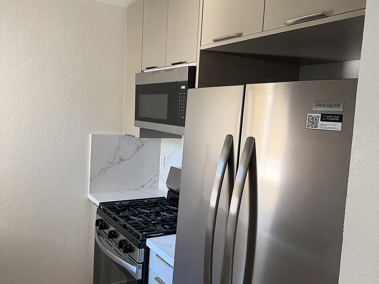 1070 Thompson Ave #204 — Photo 4