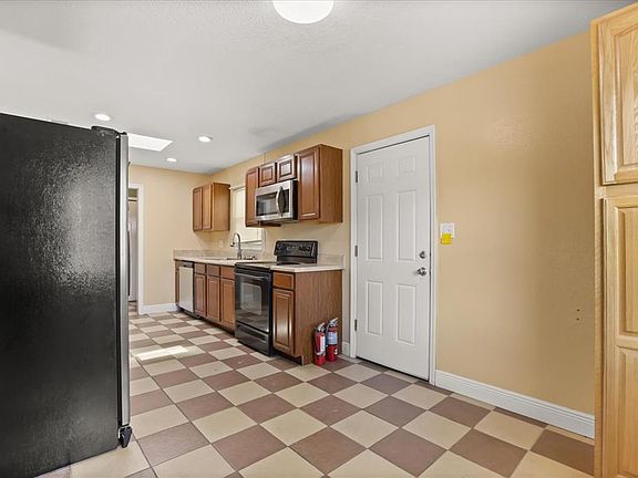 4th image of 1739 Hinckley Rd