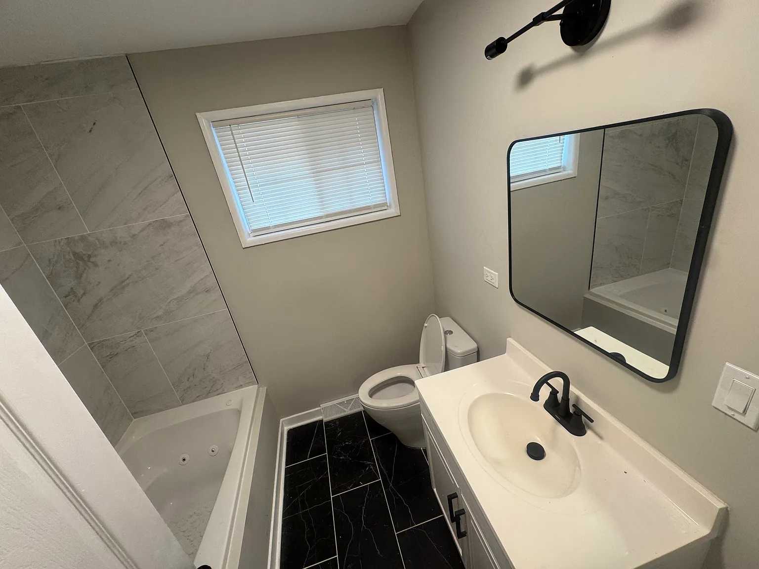 5 bed, 2.5 bath, 2500 sqft, $3,000 — Photo 4