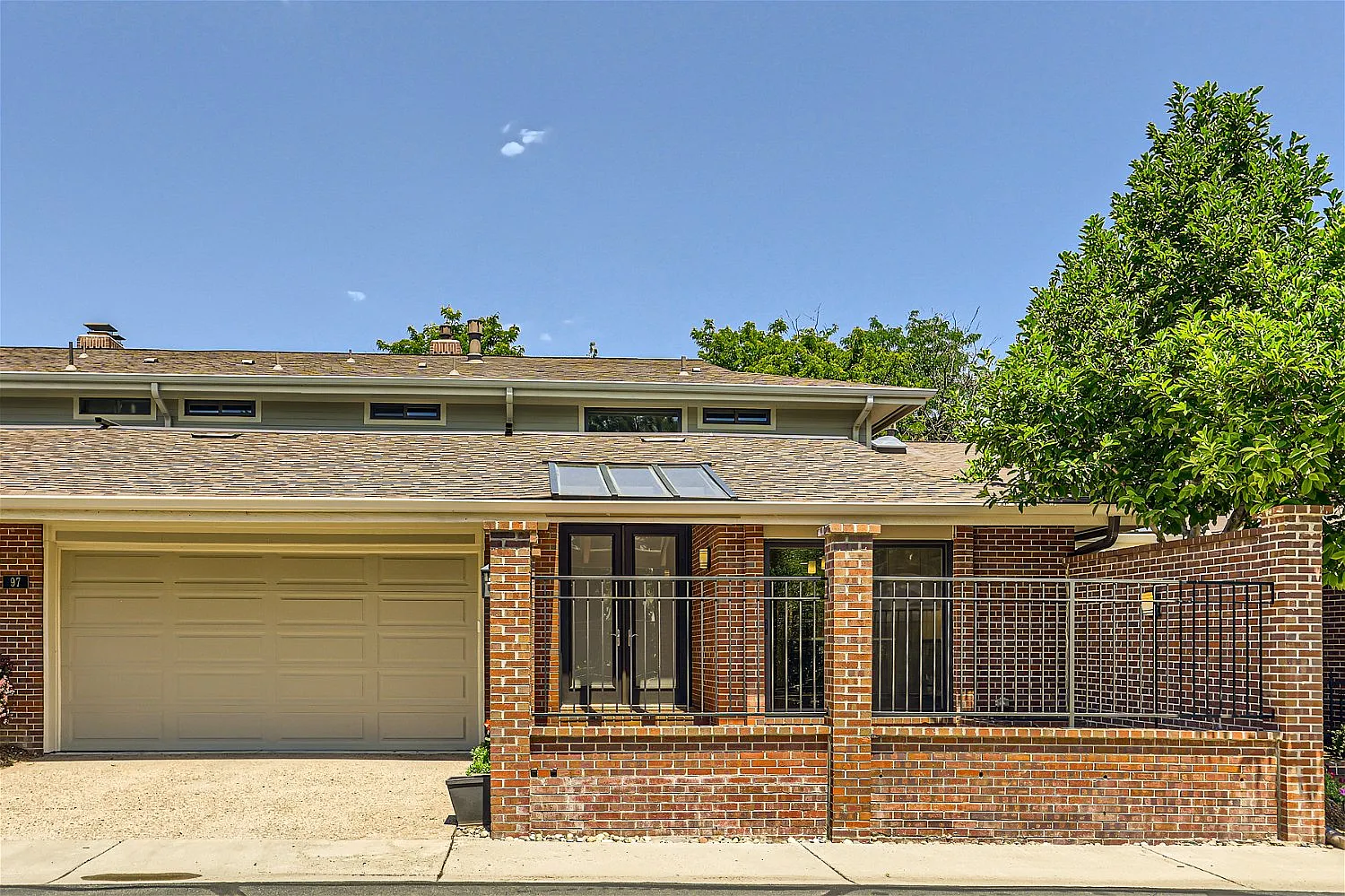 3 bed, 4737 sqft, $6,400 — Photo 2