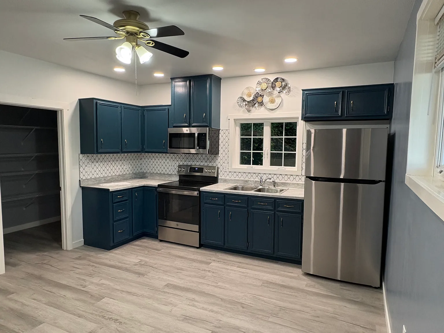 3 bed, 1300 sqft, $1,500 — Photo 2