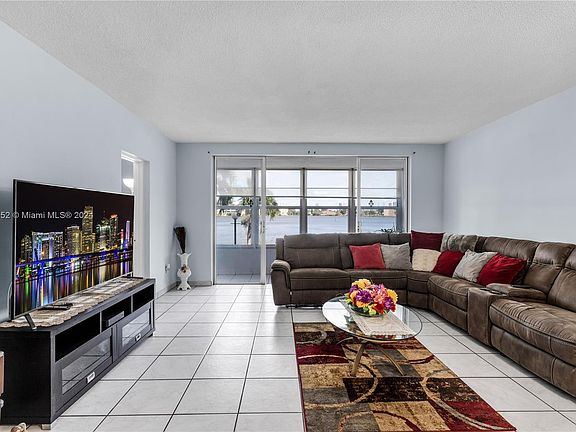 5th image of 18555 NE 14th Ave APT 520