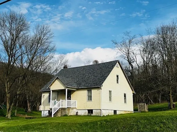 2440 Racetrack Rd, New Stanton, PA 15672