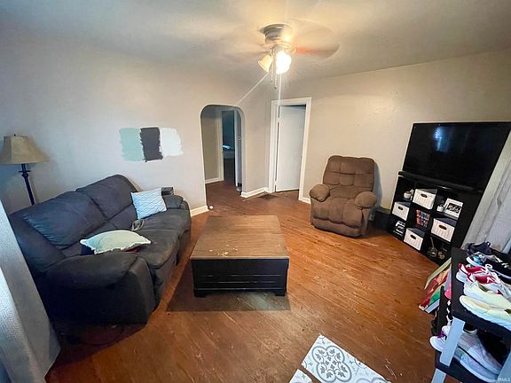 2nd image of 215 W Clay St