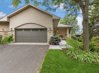 33 Summit Vw, North Oaks, MN 55127