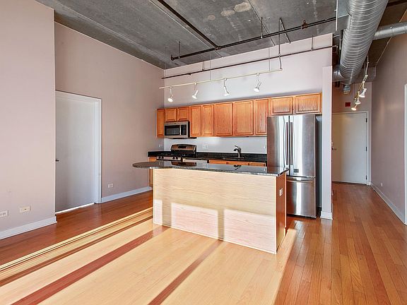 2nd image of 833 W 15th Pl Unit 610