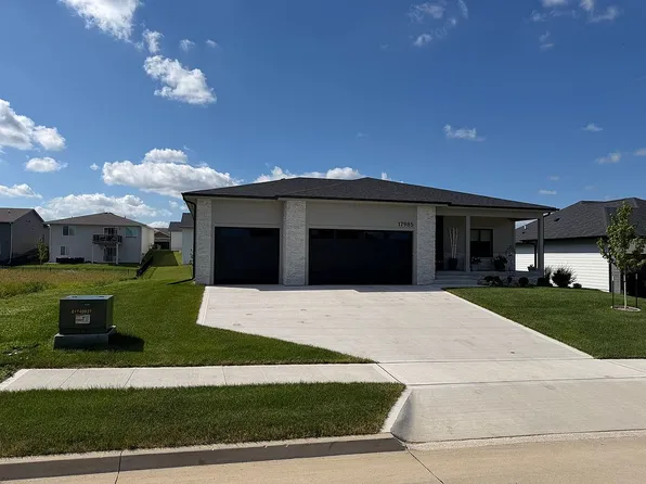 17985 Tanglewood Dr, Clive, IA 50325