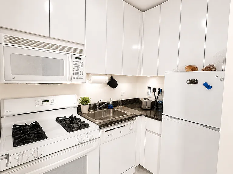150 E 57th St #27C — Photo 6