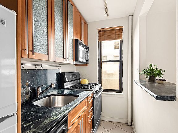 2nd image of 208 E 70th St APT 6D