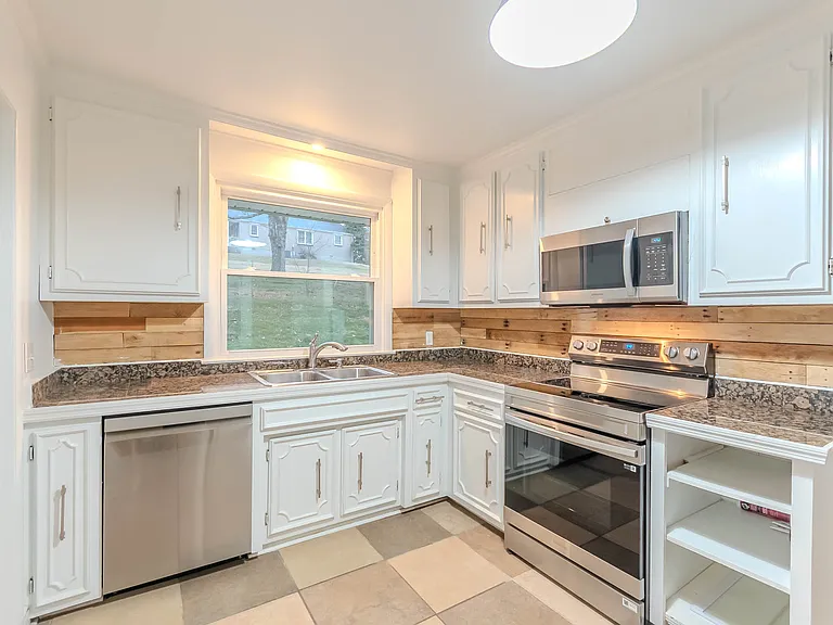 567 Valleywood Dr — Photo 4