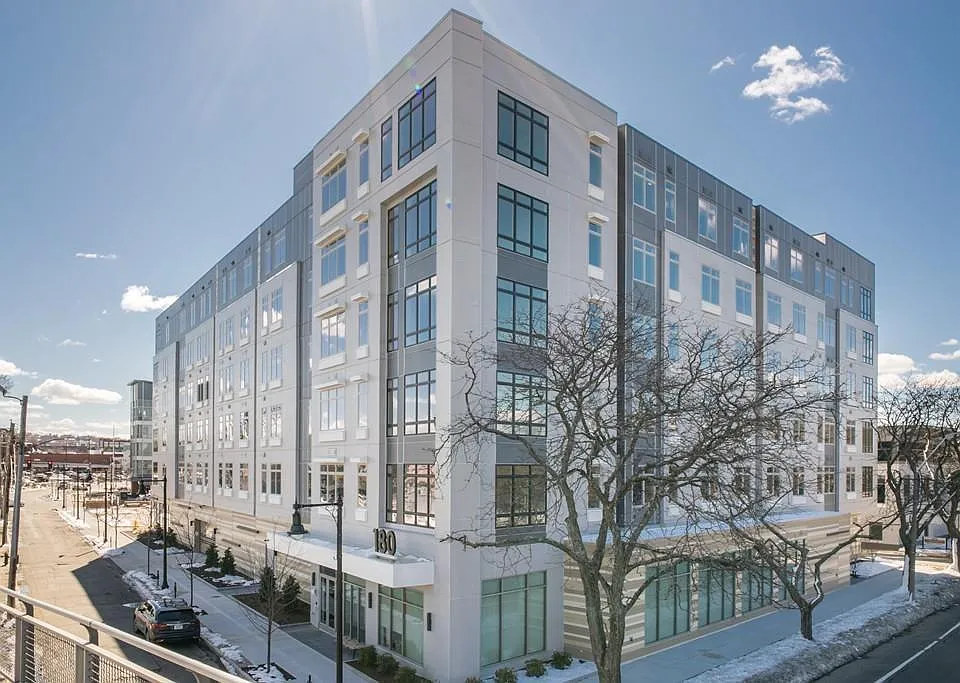 180 Telford St #404