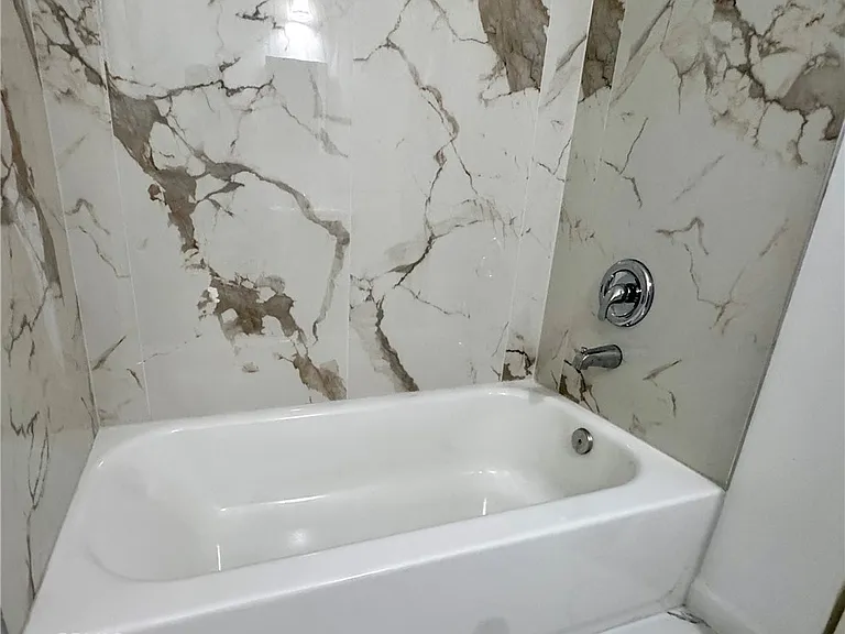 240 N Shamrock Ave — Photo 13