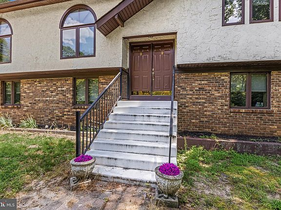 3rd image of 696 Oak Ave